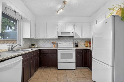 1480 Berkley Drive Nw, Calgary, AB - Indoor Photo Showing Kitchen With Double Sink
