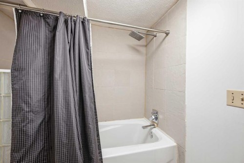 440 Foritana Road Se, Calgary, AB - Indoor Photo Showing Bathroom