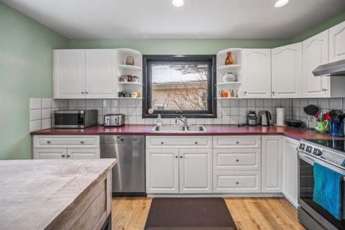 108 Lougheed Circle, Banff, AB - Indoor Photo Showing Kitchen With Double Sink