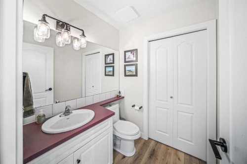 108 Lougheed Circle, Banff, AB - Indoor Photo Showing Bathroom