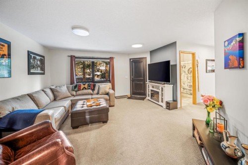 108 Lougheed Circle, Banff, AB - Indoor Photo Showing Living Room