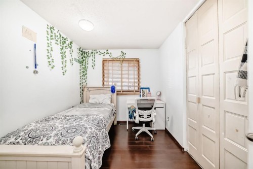 19 Malvern Place Ne, Calgary, AB - Indoor Photo Showing Bedroom