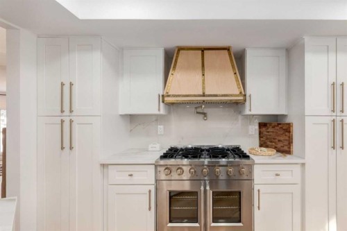 113 Straddock Terrace Sw, Calgary, AB - Indoor Photo Showing Kitchen