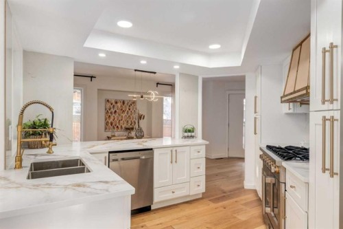 113 Straddock Terrace Sw, Calgary, AB - Indoor Photo Showing Kitchen With Double Sink With Upgraded Kitchen