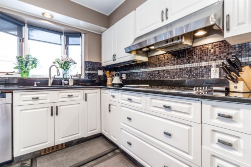 63 Edgeridge Court Nw, Calgary, AB - Indoor Photo Showing Kitchen