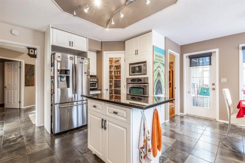 63 Edgeridge Court Nw, Calgary, AB - Indoor Photo Showing Kitchen