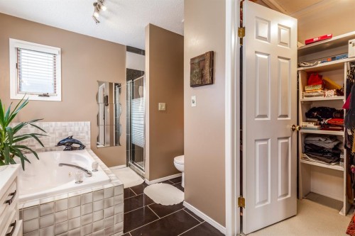 63 Edgeridge Court Nw, Calgary, AB - Indoor Photo Showing Bathroom