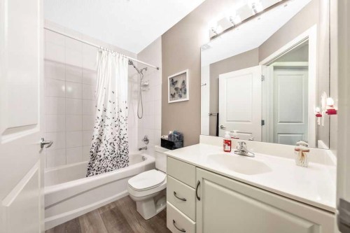 20 Sherwood Rise Nw, Calgary, AB - Indoor Photo Showing Bathroom