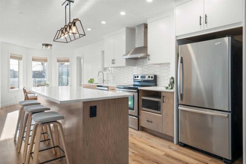 2213 31 Avenue Sw, Calgary, AB - Indoor Photo Showing Kitchen With Stainless Steel Kitchen With Upgraded Kitchen