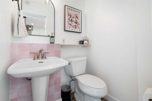2213 31 Avenue Sw, Calgary, AB - Indoor Photo Showing Bathroom