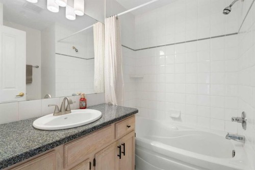 2213 31 Avenue Sw, Calgary, AB - Indoor Photo Showing Bathroom