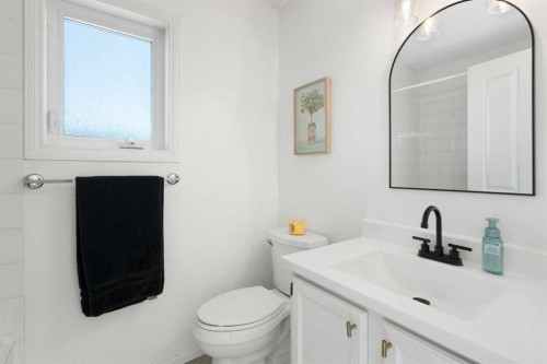2213 31 Avenue Sw, Calgary, AB - Indoor Photo Showing Bathroom
