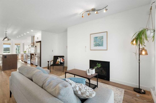 2213 31 Avenue Sw, Calgary, AB - Indoor Photo Showing Living Room