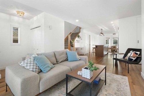 2213 31 Avenue Sw, Calgary, AB - Indoor Photo Showing Living Room