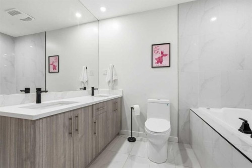 711 101 Avenue Sw, Calgary, AB - Indoor Photo Showing Bathroom