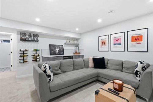 711 101 Avenue Sw, Calgary, AB - Indoor Photo Showing Living Room