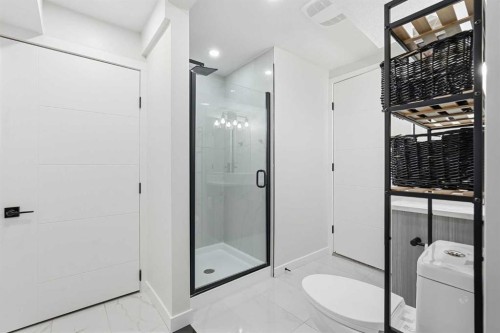 711 101 Avenue Sw, Calgary, AB - Indoor Photo Showing Bathroom