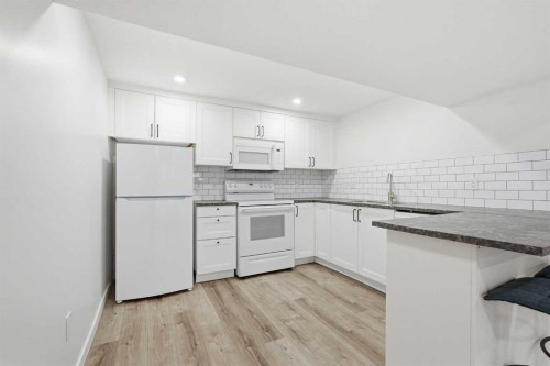 711 101 Avenue Sw, Calgary, AB - Indoor Photo Showing Kitchen