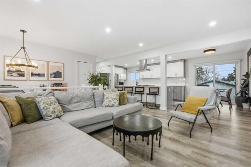 711 101 Avenue Sw, Calgary, AB - Indoor Photo Showing Living Room
