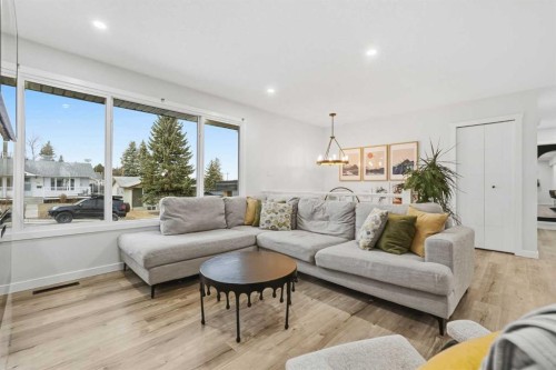 711 101 Avenue Sw, Calgary, AB - Indoor Photo Showing Living Room