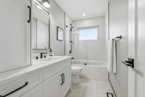 8615 7 Street Sw, Calgary, AB - Indoor Photo Showing Bathroom