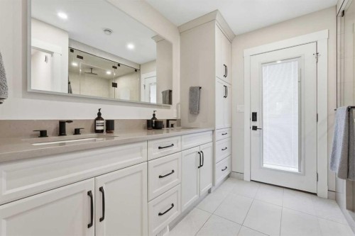 8615 7 Street Sw, Calgary, AB - Indoor Photo Showing Bathroom