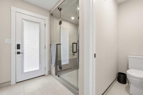 8615 7 Street Sw, Calgary, AB - Indoor Photo Showing Bathroom