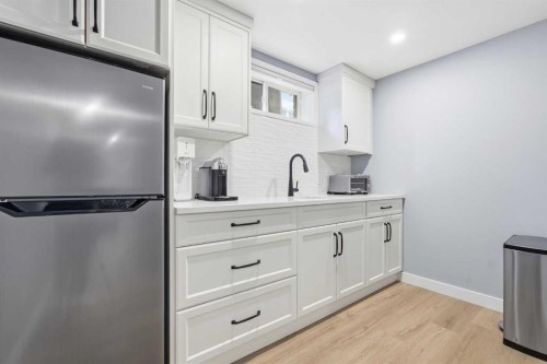 8615 7 Street Sw, Calgary, AB - Indoor Photo Showing Kitchen