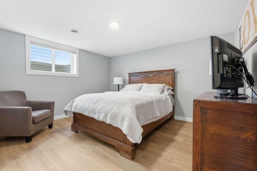 8615 7 Street Sw, Calgary, AB - Indoor Photo Showing Bedroom