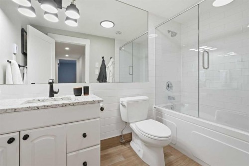 8615 7 Street Sw, Calgary, AB - Indoor Photo Showing Bathroom
