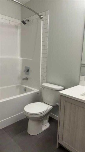 3210-33 Carringham Gate Nw, Calgary, AB - Indoor Photo Showing Bathroom