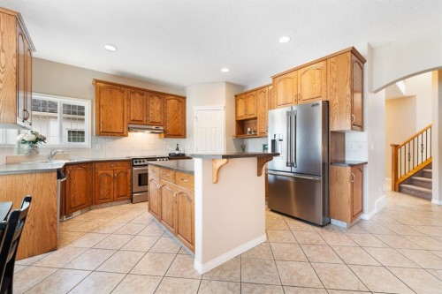 8 Heritage Cove, Heritage Pointe, AB - Indoor Photo Showing Kitchen