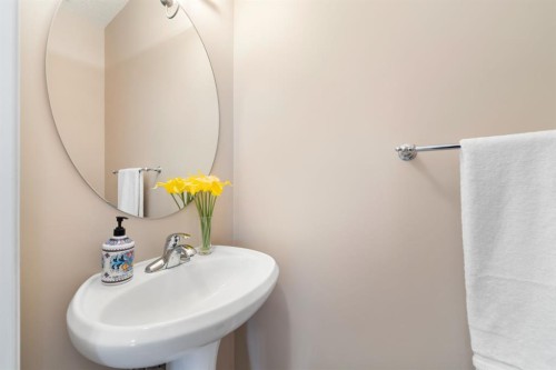 8 Heritage Cove, Heritage Pointe, AB - Indoor Photo Showing Bathroom