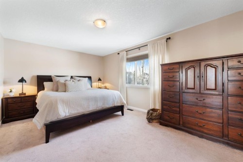 8 Heritage Cove, Heritage Pointe, AB - Indoor Photo Showing Bedroom