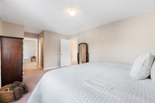 8 Heritage Cove, Heritage Pointe, AB - Indoor Photo Showing Bedroom