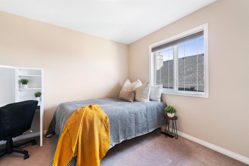 8 Heritage Cove, Heritage Pointe, AB - Indoor Photo Showing Bedroom