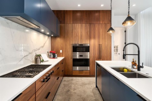 411 Cliffe Avenue Sw, Calgary, AB - Indoor Photo Showing Kitchen With Double Sink With Upgraded Kitchen