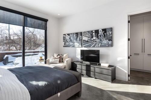 411 Cliffe Avenue Sw, Calgary, AB - Indoor Photo Showing Bedroom
