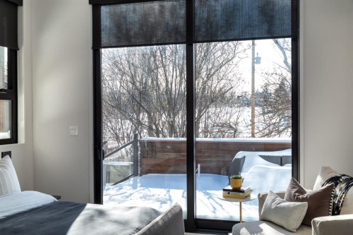 411 Cliffe Avenue Sw, Calgary, AB - Indoor Photo Showing Bedroom