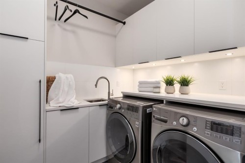411 Cliffe Avenue Sw, Calgary, AB - Indoor Photo Showing Laundry Room