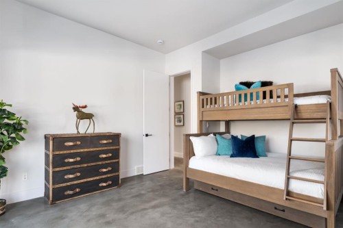 411 Cliffe Avenue Sw, Calgary, AB - Indoor Photo Showing Bedroom