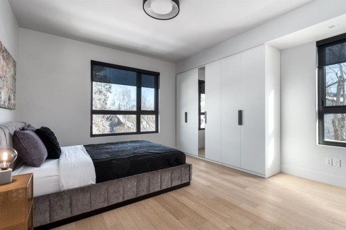 411 Cliffe Avenue Sw, Calgary, AB - Indoor Photo Showing Bedroom