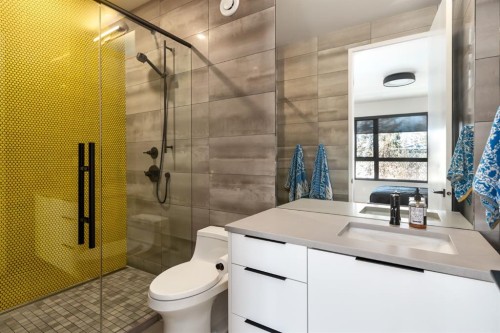 411 Cliffe Avenue Sw, Calgary, AB - Indoor Photo Showing Bathroom