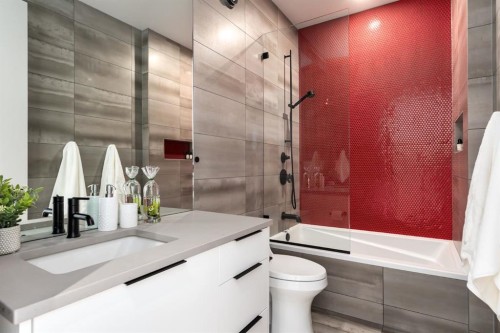 411 Cliffe Avenue Sw, Calgary, AB - Indoor Photo Showing Bathroom