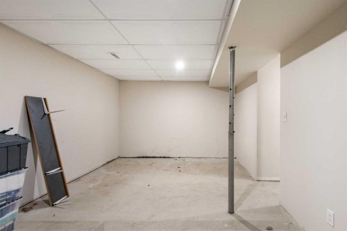 6496 54 Street Ne, Calgary, AB - Indoor