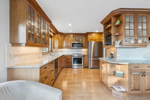 6 Glenbrook Crescent, Cochrane, AB - Indoor Photo Showing Kitchen