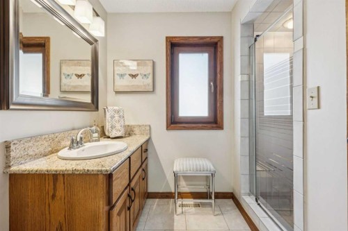 6 Glenbrook Crescent, Cochrane, AB - Indoor Photo Showing Bathroom