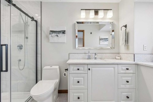 6 Glenbrook Crescent, Cochrane, AB - Indoor Photo Showing Bathroom