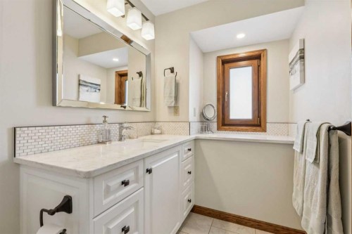 6 Glenbrook Crescent, Cochrane, AB - Indoor Photo Showing Bathroom
