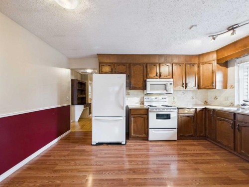 503 Dalcastle Mews Nw, Calgary, AB - Indoor Photo Showing Kitchen